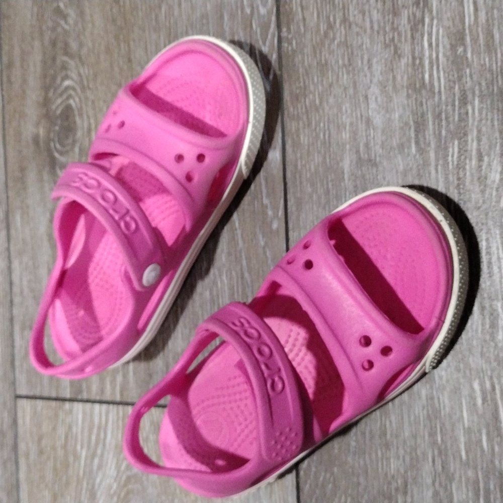 Crocs kids pink strap sandals. Kids 10